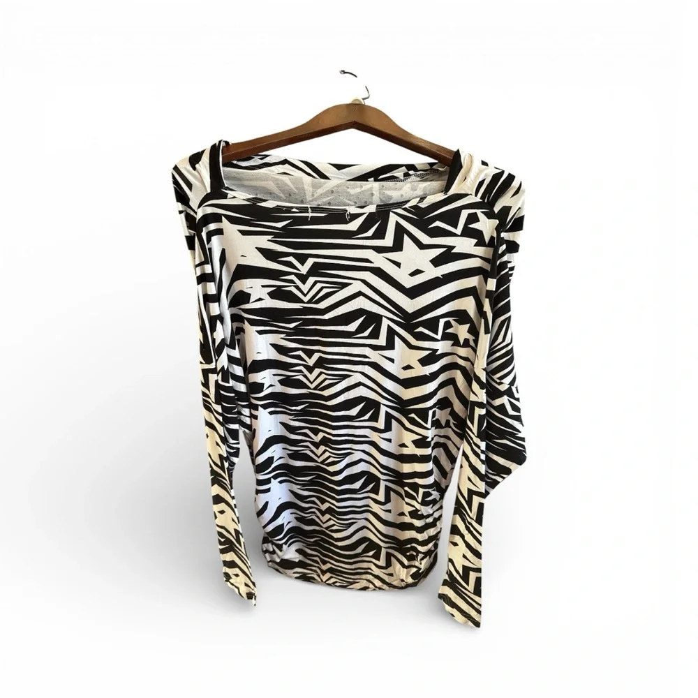 Off the Shoulder Women’s Medium Black and White Zigzag Star Pattern Glam Top
